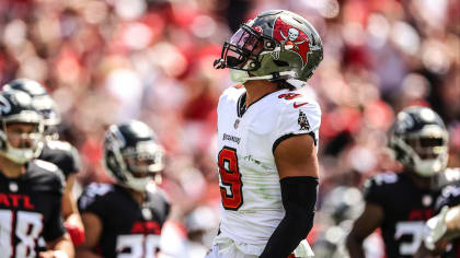 Tampa Bay Buccaneers linebacker Joe Tryon-Shoyinka (9) talks to Markees  Watts (58) and Jose Ramirez (