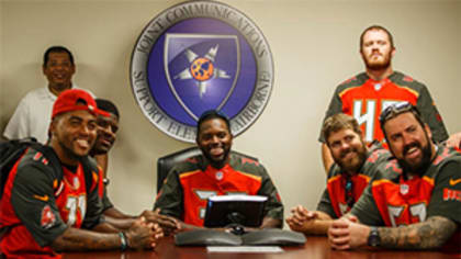 Tampa Bay Bucs salute MacDill servicemembers > Air Force Reserve Command >  News Article