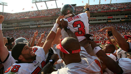 Tampa Bay Buccaneers' tight end Dave Moore looks at ba replay between plays  during a game against the New York Jets at Raymond James Stadium in Tampa,  Florida on August 11, 2006.