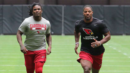 Arizona Cardinals quarterback Kurt Warner runs a drill at