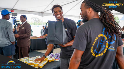 Snoop Dogg, LA Rams cheerleaders help hand out food during Inglewood's  turkey giveaway event – Daily Breeze