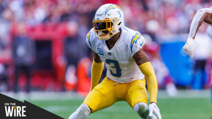 Los Angeles Chargers linebacker Khalil Mack (52) against the Denver Broncos  in an NFL football game, Monday, Oct. 17, 2022, in Inglewood, Calif.  Chargers won 19-16. (AP Photo/Jeff Lewis Stock Photo - Alamy