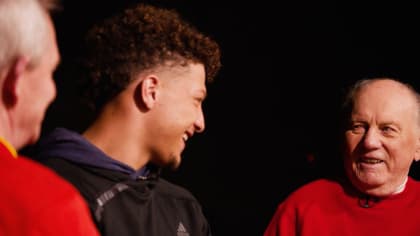 Patrick Mahomes, Chiefs offer epic on-field tribute to Len Dawson