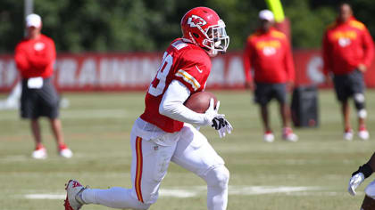 Bowe takes part in first practice with Chiefs