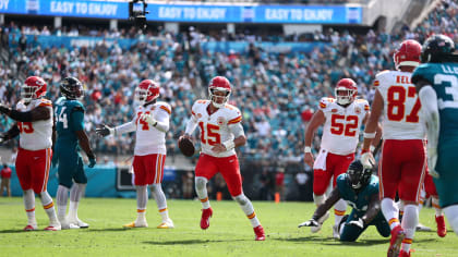 Patrick Mahomes Does It Himself on 14-Yard Scramble to Move the Chains in  Crunch Time