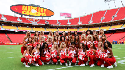 A Kansas City Chiefs cheerleader before an NFL preseason game between  Kansas  city chiefs cheerleaders, Kansas city chiefs, Women leggings outfits