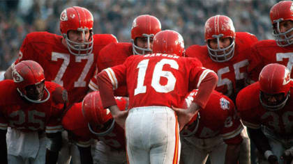 Kansas City Chiefs honor late quarterback Len Dawson with 1969-style huddle  on first snap