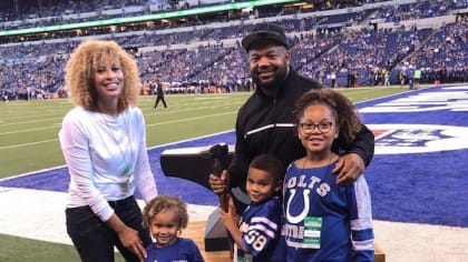 Former Colts linebacker Gary Brackett putting Super Bowl ring up for