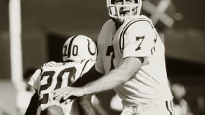 Cleveland Browns running back Greg Pruitt, evades the Raiders Ted Hendricks  during the playoff game between