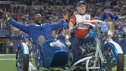 Colts' Reggie Wayne inducted into team's ring of honor at Lucas Oil