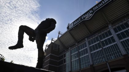 Ray Lewis statue unveiled