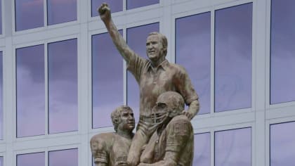 Peyton Manning To Join Elite List Of NFL Statues