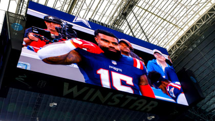 Ezekiel Elliott Accepts Thanksgiving Award In Crop Top (Video)