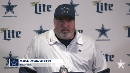 Cowboys coach Mike McCarthy (back) oversees camp virtually