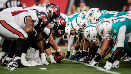 Photo: Tampa Bay Buccaneers at Miami Dolphins. NFL divisional game at  Landshark Stadium in Miami. - MIA2009111508 