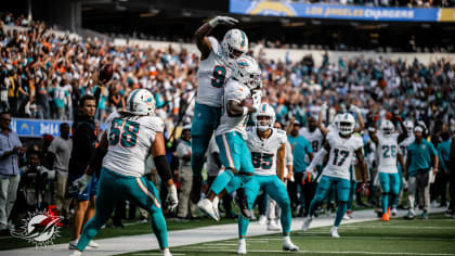 Dolphins' Tyreek Hill breaks away for 54-yard touchdown, celebrates in  stands with fans