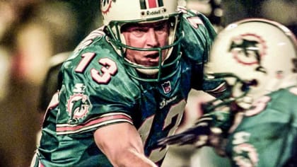 Miami quarterback Dan Marino celebrates a second quarter touchdown during  the Dolphins game against the Denver Broncos in Denver, Monday, Sept. 13,  1999. (AP Photo/David Zalubowski Stock Photo - Alamy