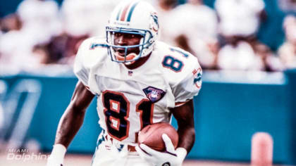 Miami Dolphins running back Ronnie Brown runs the wildcat offense against  the New York Jets at Landshark stadium in Miami on October 12, 2009. The  Dolphins defeated the Jets 31-27. UPI/Michael Bush