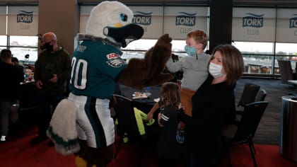 DVIDS - Images - Philadelphia Eagles mascot Swoop visits Center City  Community Vaccination Center