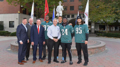 DVIDS - Images - Philadelphia Eagles mascot Swoop visits Center City  Community Vaccination Center