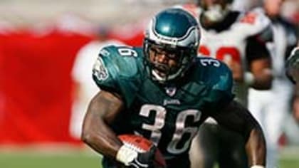 McNabb Leads Eagles to 33-14 Win Over Buccaneers