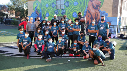 DVIDS - Images - Philadelphia Eagles mascot Swoop visits Center City  Community Vaccination Center