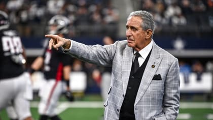 Owner Arthur Blank stands arm-in-arm with Falcons during anthem