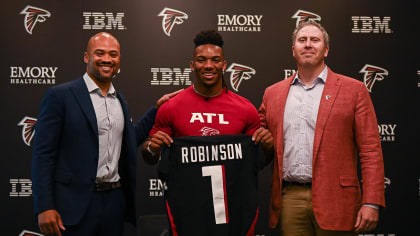 Falcons RB Bijan Robinson signs contract, debuts No. 7 jersey at rookie  minicamp – KGET 17