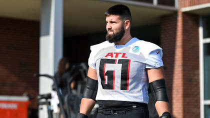 Atlanta Falcons tight end Kyle Pitts (8) outruns New York Jets