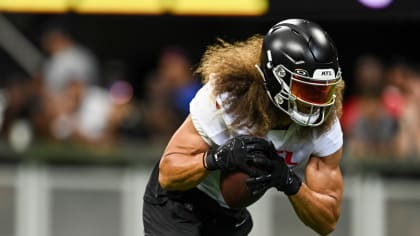 Atlanta Falcons linebacker Lorenzo Carter (9) reacts during a drill during  the teams open practice in Atlanta, Ga. Monday, Aug. 15, 2022. (AP  Photo/Todd Kirkland Stock Photo - Alamy