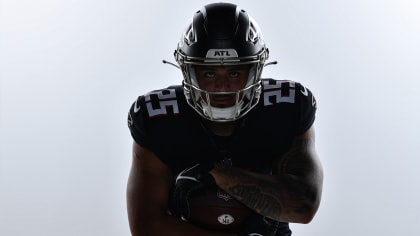 Falcons RB Bijan Robinson signs contract, debuts No. 7 jersey at rookie  minicamp – KGET 17