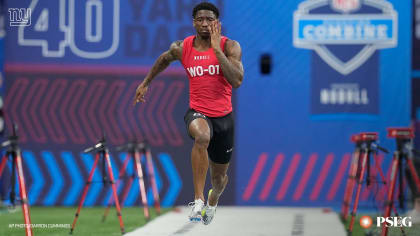 Haloti Ngata of Oregon crosses the finish line in the 40-yard dash during  the NFL scouting combine in Indianapolis, Monday, Feb. 27, 2006. (AP  Photo/Darron Cummings Stock Photo - Alamy