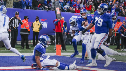 Daniel Jones takes it into the end zone