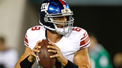 Quarterback David Carr of the Houston Texans throws a screen pass