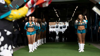 Jacksonville Jaguars cheerleaders perform before the game 17/10/2021