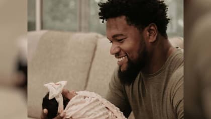 Jaguars' Dawuane Smoot helps wife deliver newborn daughter at home 