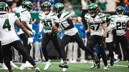 EAST RUTHERFORD, NJ - NOVEMBER 06: New York Jets quarterback Zach Wilson  (2) runs during the National Football League game between the New York Jets  and Buffalo Bills on November 6, 2022