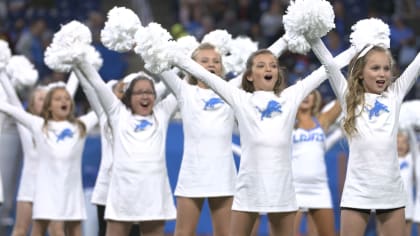 Rams Junior Cheerleaders halftime performance