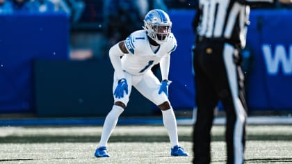 Detroit Lions offensive tackle Dan Skipper (70) blocks against