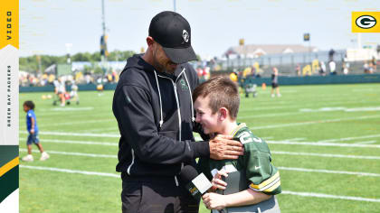 Packers RB Aaron Jones to donate a pair of shoes for each yard he