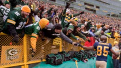 Packers Players Tip Their Hats To Fans