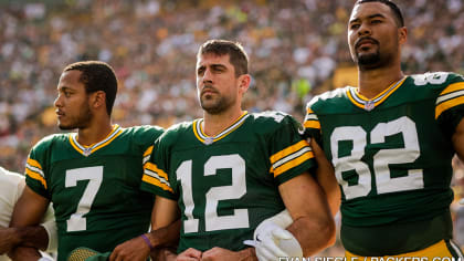 Packers and Bears stand, link arms before NFL game