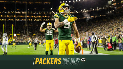 A Green Bay Packers fan on the field before an NFL game against the Dallas  Cowboys Sunday, Nov. 13, 2022, in Green Bay, Wis. (AP Photo/Jeffrey Phelps  Stock Photo - Alamy