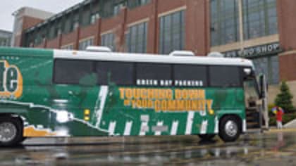 Students serenade Green Bay Packers' Doubs on Tailgate Tour