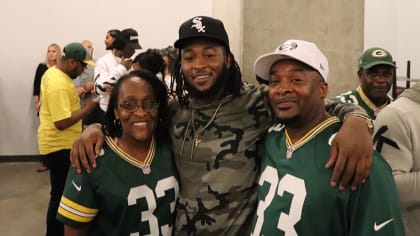 Military families meet Packers' Jones, shop for free at Ashwaubenon store