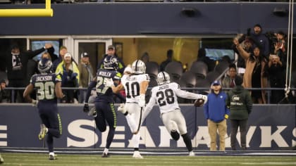 New Orleans, Louisiana, USA. 9th Oct, 2022. Seattle Seahawks quarterback  Geno Smith looks to pass against the New Orleans Saints in an NFL game in  New Orleans, Louisiana USA on October 9