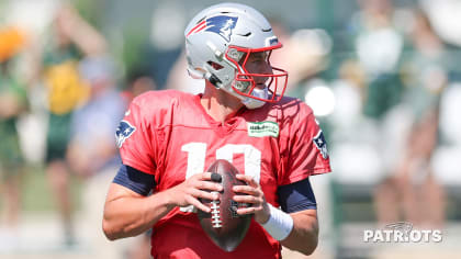 New York Jets Brett Favre prepares to throw a pass in the second