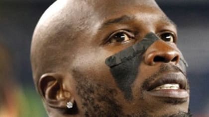 Chad Ochocinco slashes pay to remain on New England Patriots