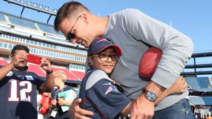 Tom Brady shares Make-A-Wish day with young Patriots fans