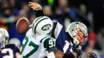 New York Jets Antonio Cromartie leaps to tackle New England